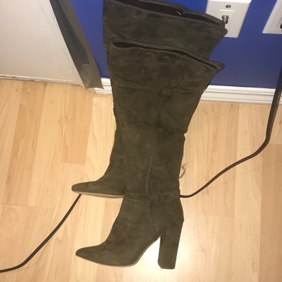 Selling this vary fashionable boots - Picture 1 of 1